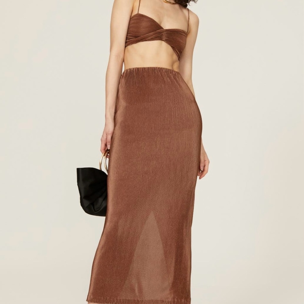 BRAND NEW 
THIRD FORM
Rolling Hills Twist Bra & Rolling Hills Skirt